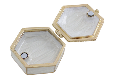 Elegantná kovová darčeková krabička s kryštálikmi B0035-08WH, bielo-zlatá, možnosť personalizácie gravírovaním, ideálna na šperky a drobnosti, 5x5x2cm