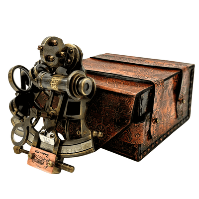Retro mosadzný sextant v koženom puzdre - elegantný navigačný prístroj s možnosťou gravírovania - ideálny darček pre milovníkov jachtingu a histórie - rozmery 13x12x7 cm