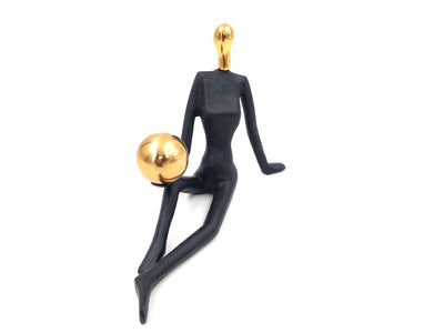 Figurka dekoracyjna Kobieta Gimnastyczka z piłką, personalizowany grawer, wysokość 15cm, czarna i złota, idealny prezent na każdą okazję