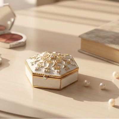 Elegantná kovová darčeková krabička s kryštálikmi B0035-08WH, bielo-zlatá, možnosť personalizácie gravírovaním, ideálna na šperky a drobnosti, 5x5x2cm
