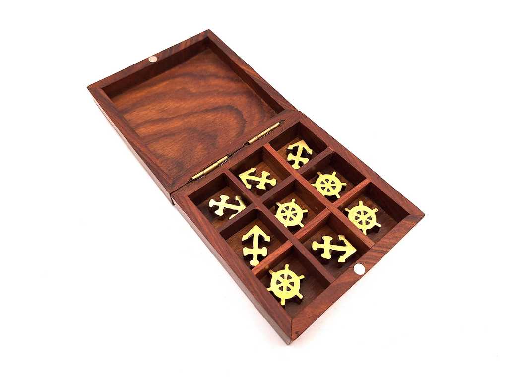 Drevené námornícke piškvorky s gravírovaním - personalizovaný darček pre jachtára, rozmery 10x10 cm, elegantný dizajn s mosadznými akcentmi
