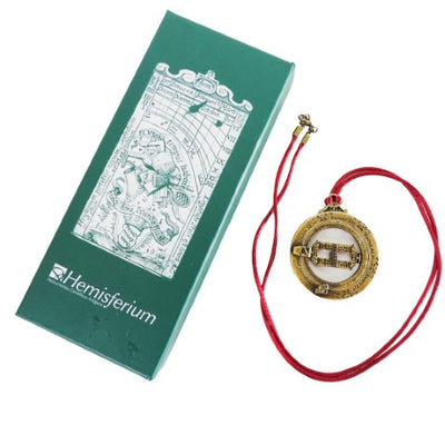 Miniatúrne slnečné hodiny H90 s astronomickými prstencami, personalizované gravírovanie, ideálny darček, bordový záves, vyhotovenie zo zamaku a mosadze, priemer 45mm