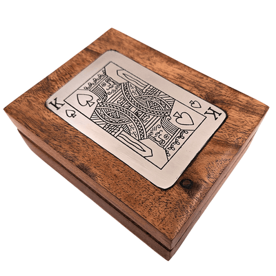 Elegantný balíček kariet v ozdobnej drevenej škatuľke s hliníkovou plaketou kráľa - personalizácia gravírovaním - ideálny darček pre milovníkov kartových hier - rozmery škatuľky 11,5 x 8 x 4 cm