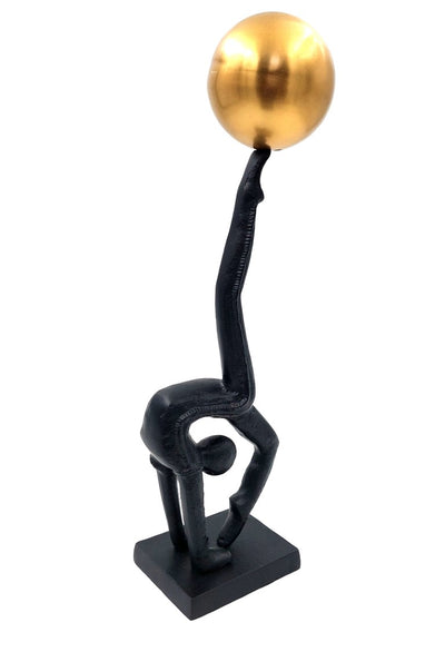 Dekoratívna figúrka jogína v čiernej a zlatej farbe, výška 41 cm, možnosť personalizácie gravírovaním, ideálna ako darček