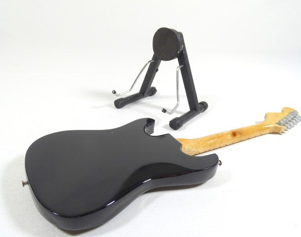 Mini gitara Pink Floyd z mahagónového dreva, ručne vyrobená, 27,5 cm, možnosť personalizácie gravírovaním, ideálny darček pre fanúšikov hudby