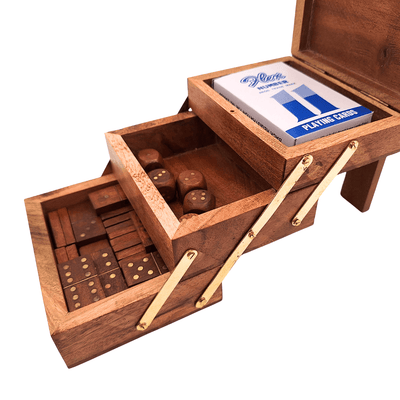 Elegantná súprava hier 3v1 s personalizovaným gravírovaním - karty, kocky, domino v drevenej škatuľke s mosadznými ozdobami - ideálny darček pre milovníkov hier - rozmery 12 x 9,5 x 10,5 cm