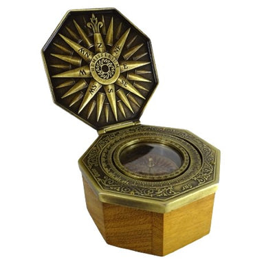 Exkluzívny magnetický kompas Cardan H43 z mosadze a dreva s personalizovaným gravírovaním