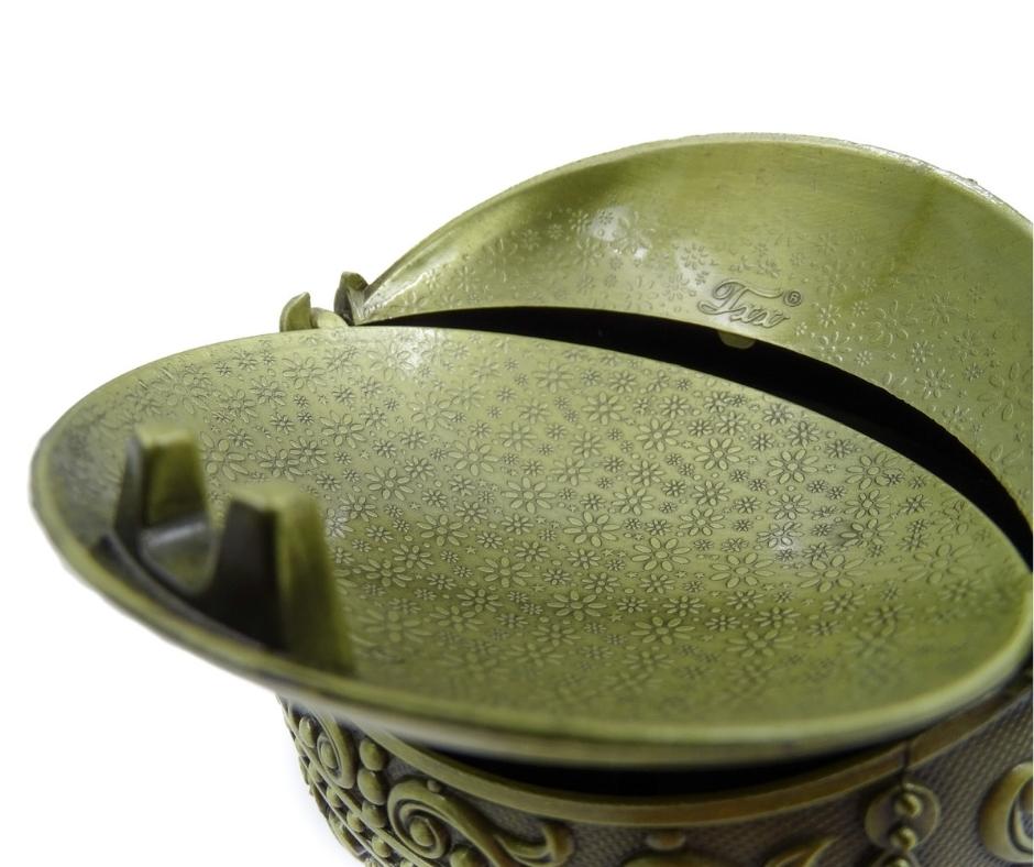 Elegantný kovový popolník guľa s gravírovaním