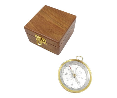 Mosadzný kompas v drevenej škatuľke s možnosťou personalizácie gravírovaním - elegantný darček pre milovníkov námornej tematiky, priemer 7,5 cm, výška 1,5 cm
