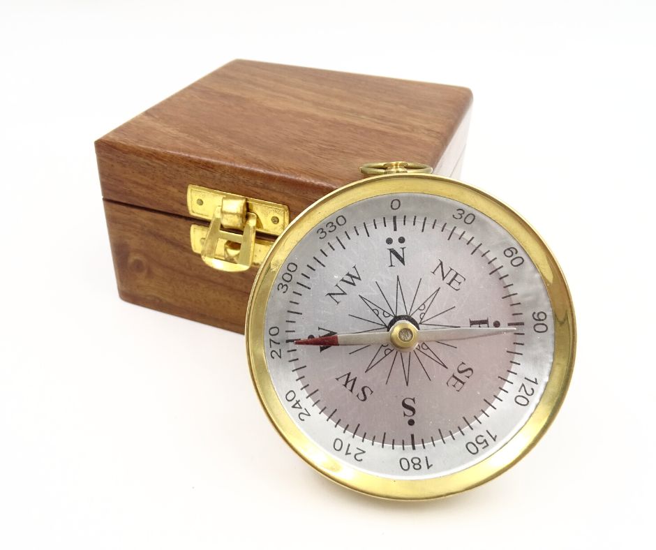 Mosadzný kompas v drevenej škatuľke s možnosťou personalizácie gravírovaním - elegantný darček pre milovníkov námornej tematiky, priemer 7,5 cm, výška 1,5 cm