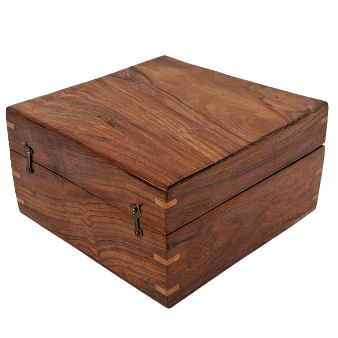Eleganckie Drewniane Pudełko Prezentowe 20x20x11 cm z Granatową Wypraską i Opcją Personalizacji Grawerem