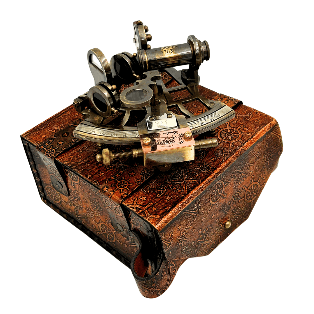 Retro mosadzný sextant v koženom puzdre - elegantný navigačný prístroj s možnosťou gravírovania - ideálny darček pre milovníkov jachtingu a histórie - rozmery 13x12x7 cm