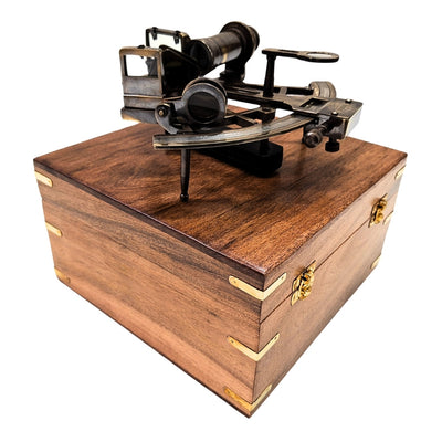 Mosadzný sextant s gravírovaním v drevenej škatuľke