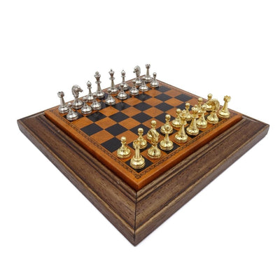 Exkluzívny kovový magnetický šach Italfama 18x18 cm s možnosťou personalizácie gravírovaním – elegantný darček na každú príležitosť, hnedo-čierna šachovnica so zlatisto-striebristými figúrkami