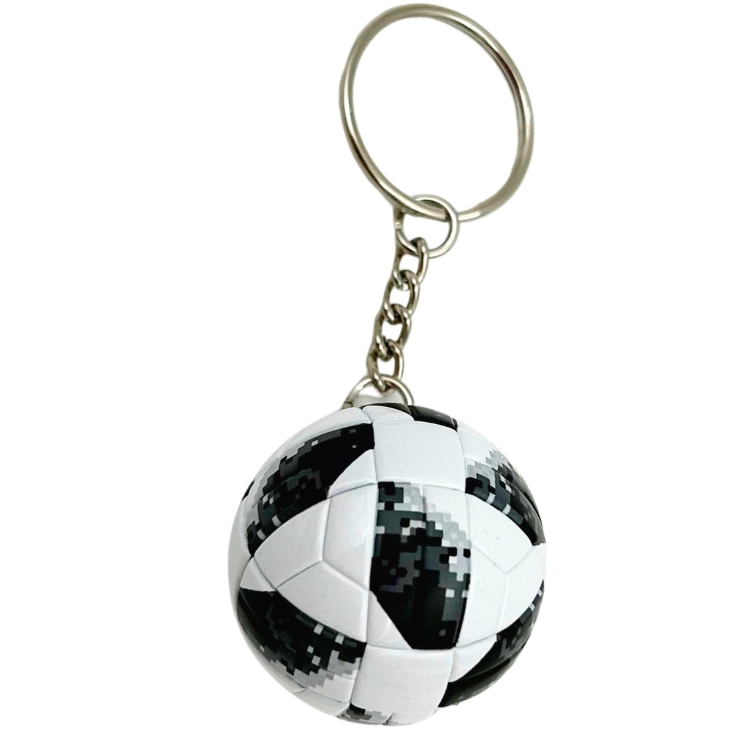 Športový prívesok na kľúče futbalová lopta s personalizovaným gravírovaním