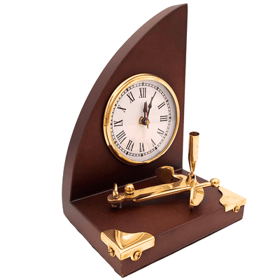 Elegantná námornícka stolová súprava – hodiny a držiak na pero z mosadze a lakovaného dreva – personalizácia gravírovaním – ideálny darček pre šéfa alebo milovníka vintage štýlu – rozmery 16 x 12,5 x 23 cm