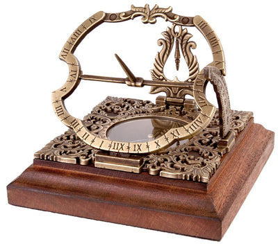 Mosadzné slnečné hodiny Habsburg H30 s možnosťou personalizácie gravírovaním, ideálne ako darček, v elegantnom augsburskom štýle, výška 10 cm, na drevenej základni