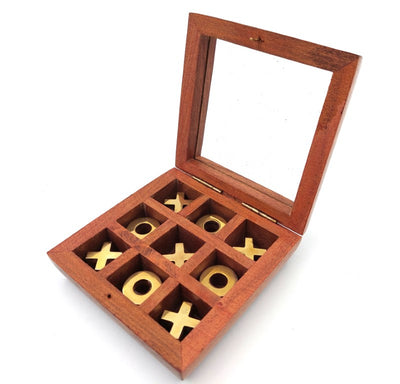 Piškvorky v škatuľke so skleneným vrchnákom G1044Z s možnosťou personalizácie gravírovaním, elegantná strategická hra s drevenými kockami a mosadznými ozdobami, ideálna ako darček pre učiteľov a riaditeľov, rozmery škatuľky 10 x 10 cm