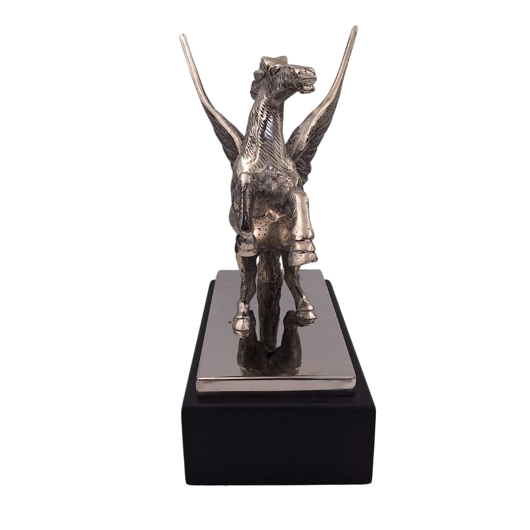 Figurka dekoracyjna Pegaz z aluminium na stalowo-drewnianej podstawie, personalizowany grawer, elegancki prezent dla miłośników mitologii greckiej, wysokość 36 cm, kolor srebrny z czarną podstawą