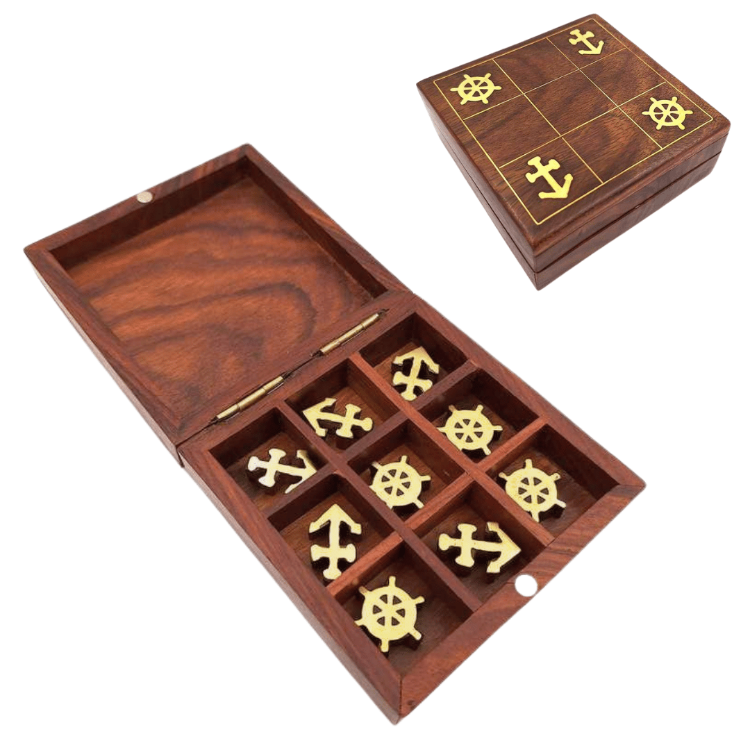 Drevené námornícke piškvorky s gravírovaním - personalizovaný darček pre jachtára, rozmery 10x10 cm, elegantný dizajn s mosadznými akcentmi