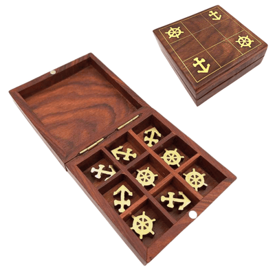 Drevené námornícke piškvorky s gravírovaním - personalizovaný darček pre jachtára, rozmery 10x10 cm, elegantný dizajn s mosadznými akcentmi