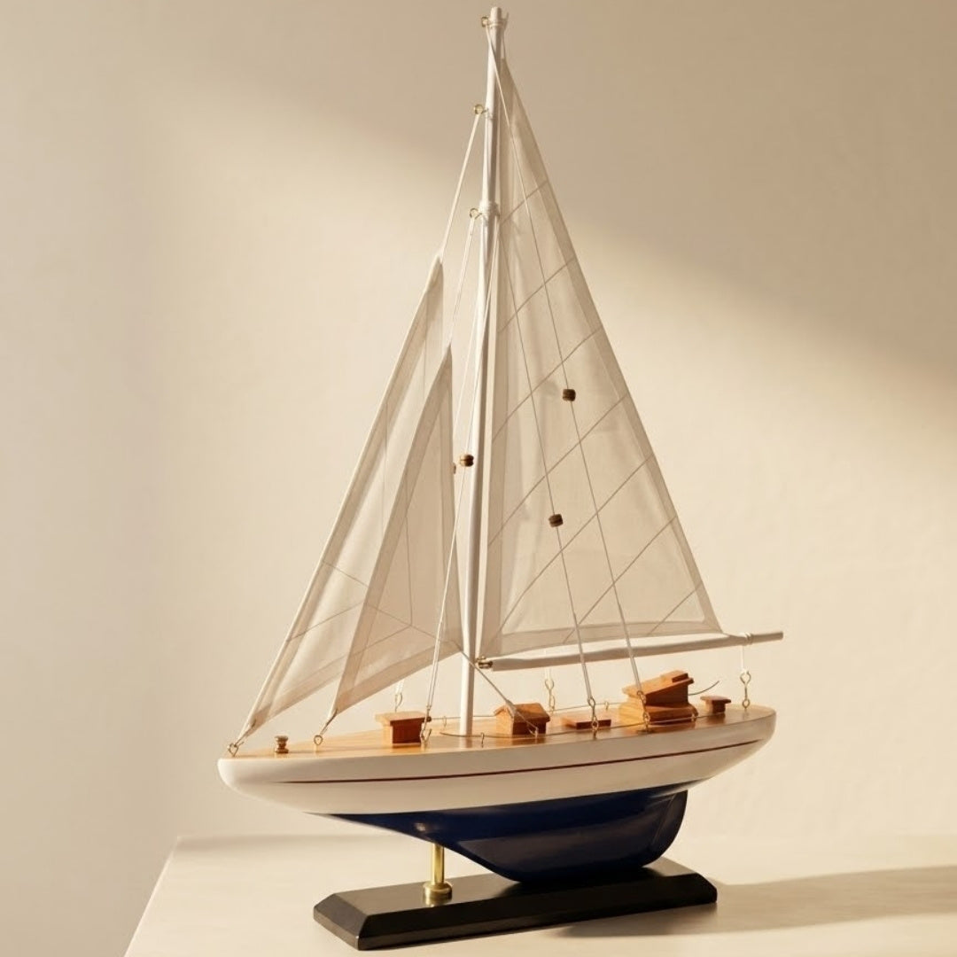 Drevený model jachty, výška 42 cm, s možnosťou personalizácie gravírovaním