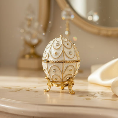Exkluzívna kovová šperkovnica vajce Fabergé s kryštálikmi v bielo-zlatej farbe s možnosťou personalizácie gravírovaním
