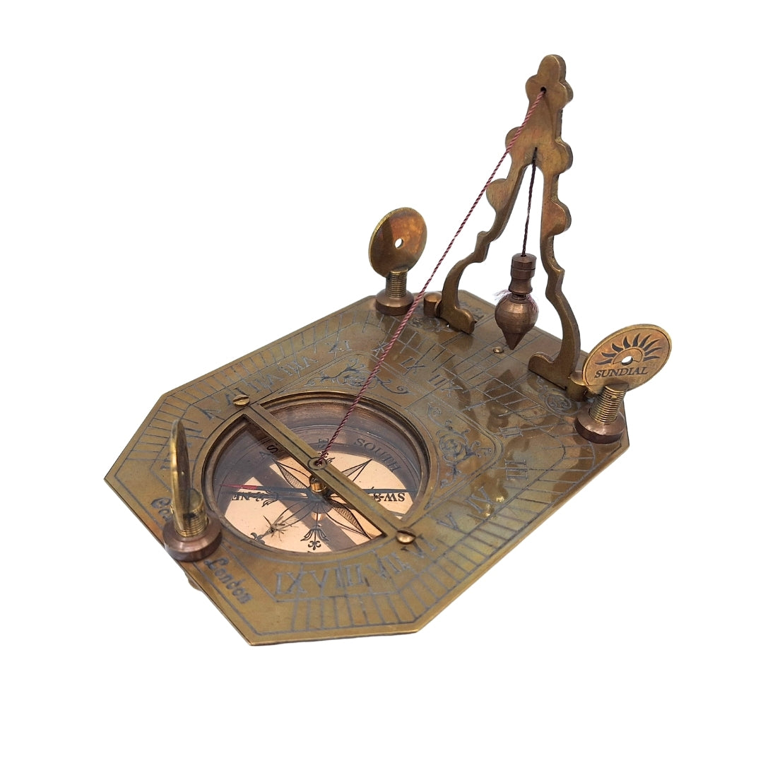 Elegantný mosadzný kompas so slnečnými hodinami v drevenej škatuľke - ideálny darček pre cestovateľov, retro štýl, rozmery: 11.5 x 8.8 x 9.0 cm, materiál: mosadz a drevo