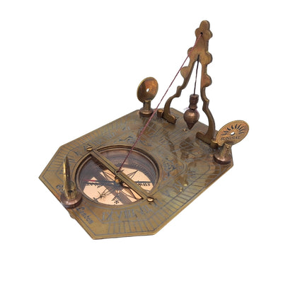 Elegantný mosadzný kompas so slnečnými hodinami v drevenej škatuľke - ideálny darček pre cestovateľov, retro štýl, rozmery: 11.5 x 8.8 x 9.0 cm, materiál: mosadz a drevo