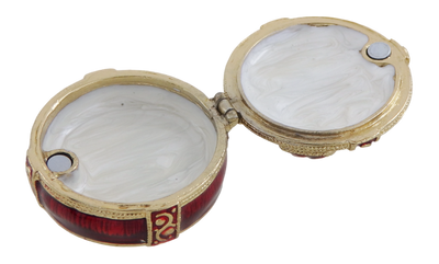 Exkluzívna kovová darčeková krabička s kryštálikmi B0118-08 v červeno-zlatej farbe, možnosť personalizácie gravírovaním, ideálna na šperky a ako elegantný darček pre každú ženu, rozmery 4x4x1 cm, glamour štýl
