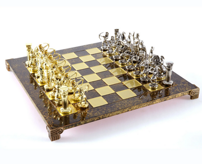 Mosadzný zlatisto-strieborný šach s gravírovaním – exkluzívny darček na výnimočné príležitosti – rozmery 44x44cm, výška kráľa 9,7cm, ručná výroba, luxusné materiály