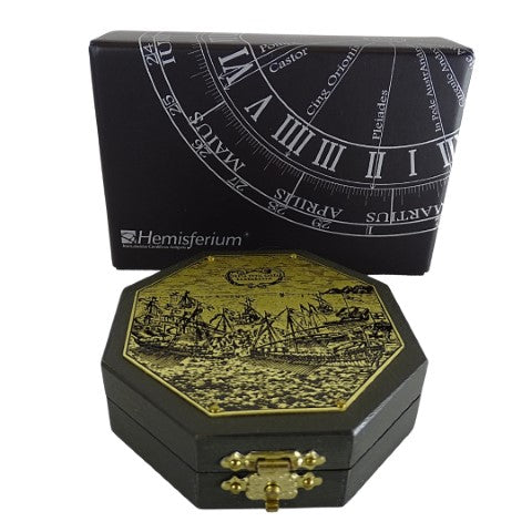 Oktagonálne slnečné hodiny a kompas H06 s možnosťou personalizácie gravírovaním – elegantný darček pre milovníkov navigácie, vyrobený z dreva a mosadze, s bohatou ornamentikou, rozmery 7,3 x 2 cm