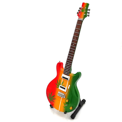 Mini gitara Bob Marley Tribute Ganja MGT-0468 s možnosťou personalizácie gravírovaním, ideálny darček pre fanúšikov reggae, ručne vyrobená z mahagónového dreva, výška 27,5 cm, farba žltá, červená, zelená, biela