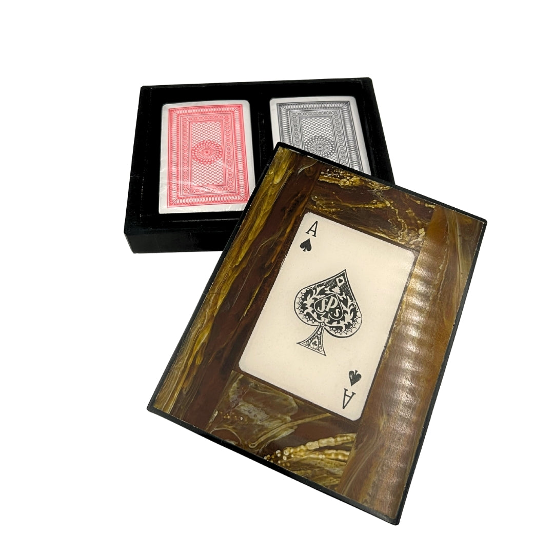 Štýlová súprava dvoch balíčkov kariet v elegantnej škatuľke zo živice s možnosťou personalizácie gravírovaním