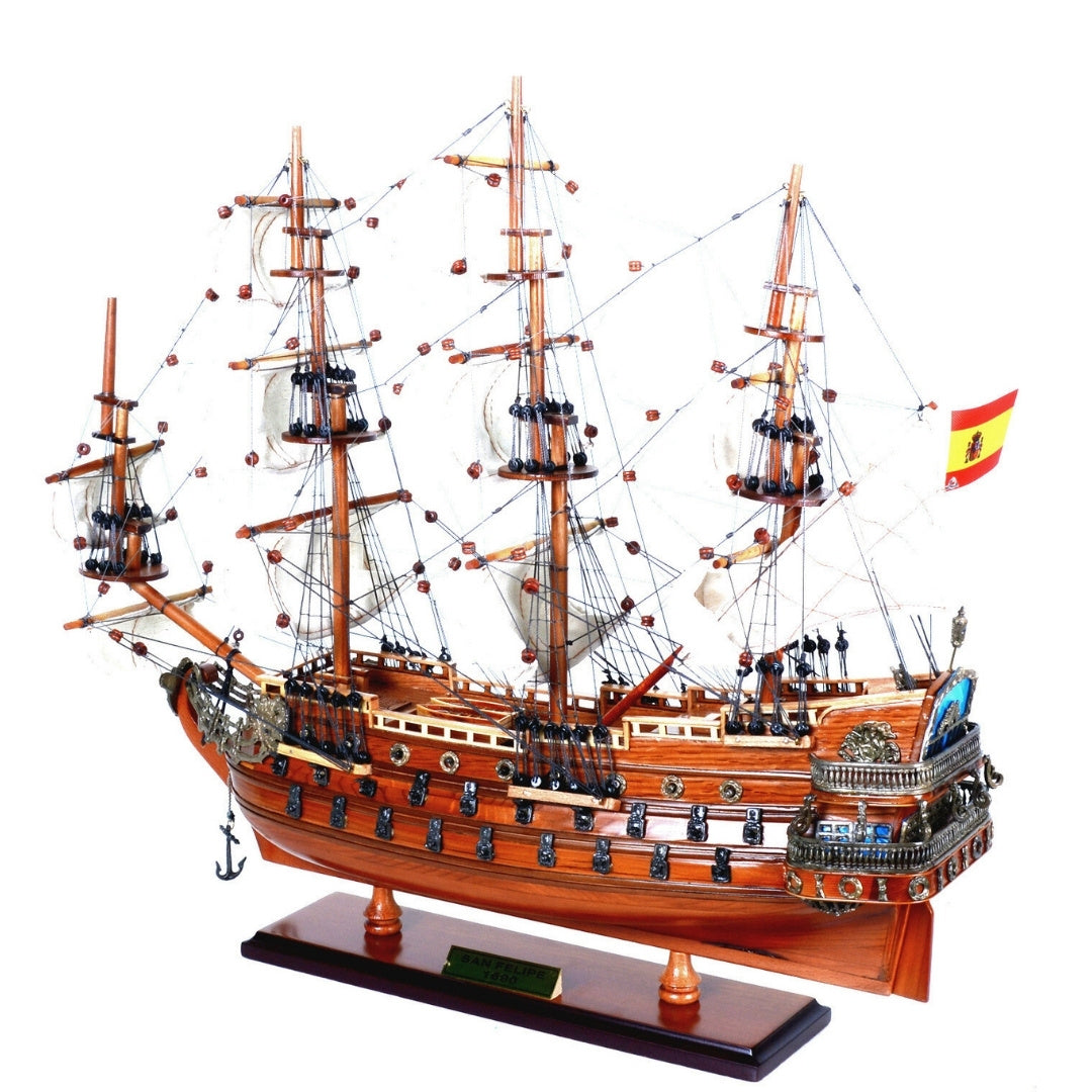 Exkluzívny model plachetnice San Felipe SF45R s rozvinutými plachtami, ručne vyrobený z exotického dreva, možnosť personalizácie gravírovaním, ideálny darček, rozmery 48,3 cm x 17,8 cm x 45,7 cm