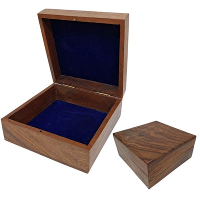 Elegantná drevená krabička s tmavomodrou výplňou 14x14x6,5 cm s možnosťou personalizácie gravírovaním