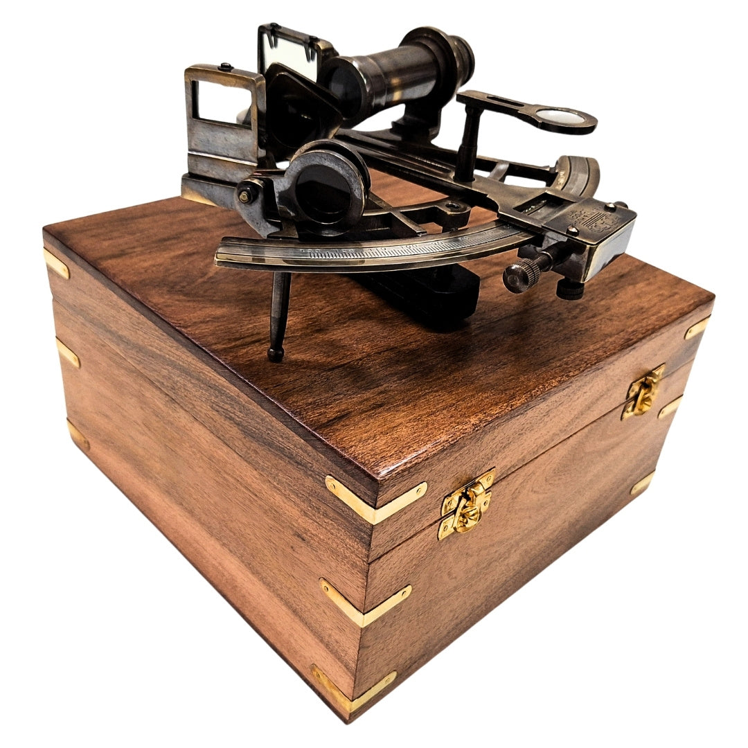 Mosadzný sextant s gravírovaním v drevenej škatuľke