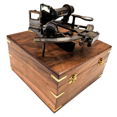Mosadzný sextant s gravírovaním v drevenej škatuľke