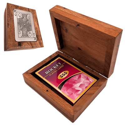 Elegantný balíček kariet v ozdobnej drevenej škatuľke s hliníkovou plaketou kráľa - personalizácia gravírovaním - ideálny darček pre milovníkov kartových hier - rozmery škatuľky 11,5 x 8 x 4 cm
