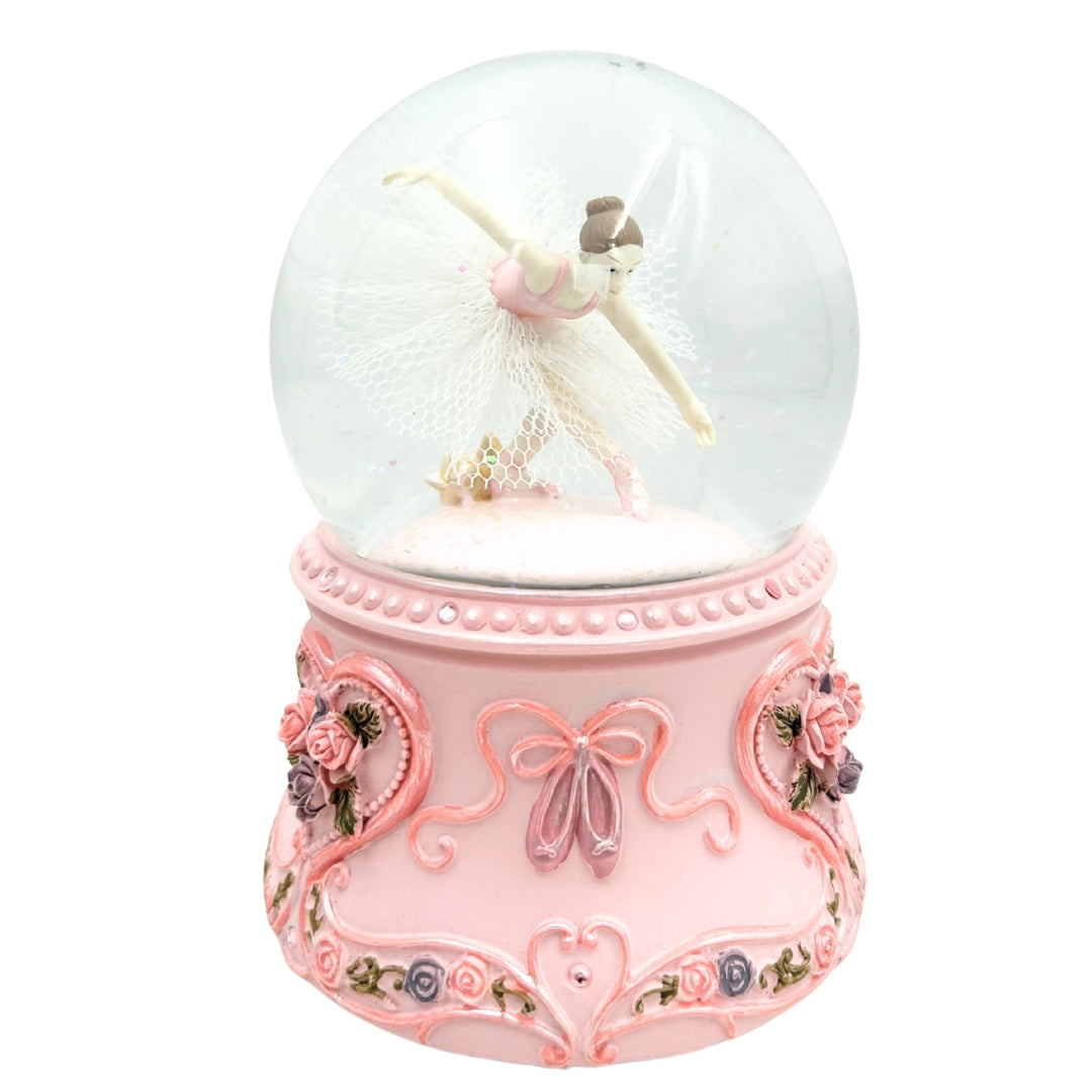 Tancujúca baletka v sklenenej guli 15cm s personalizovaným gravírovaním - elegantná hracia skrinka s pastelovou základňou a melódiou Labutie jazero