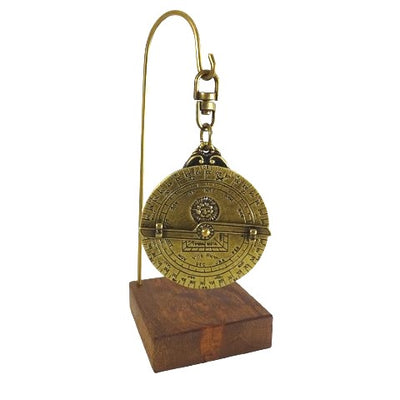 Miniatúrne astrolábium H81 na drevenom podstavci s možnosťou personalizácie gravírovaním - elegantný dekoratívny prvok ako darček pre milovníka astronómie, výška 13 cm, priemer 4,5 cm, výnimočné vyhotovenie s dôrazom na detaily