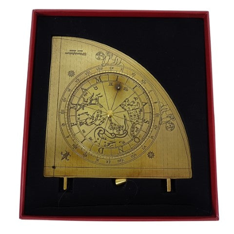Mosiężny kwadrant solarny Gunter H39 z drewnianą podstawą, możliwość personalizacji grawerem, idealny prezent dla miłośników astronomii, wysokość 17 cm, eleganckie opakowanie prezentowe