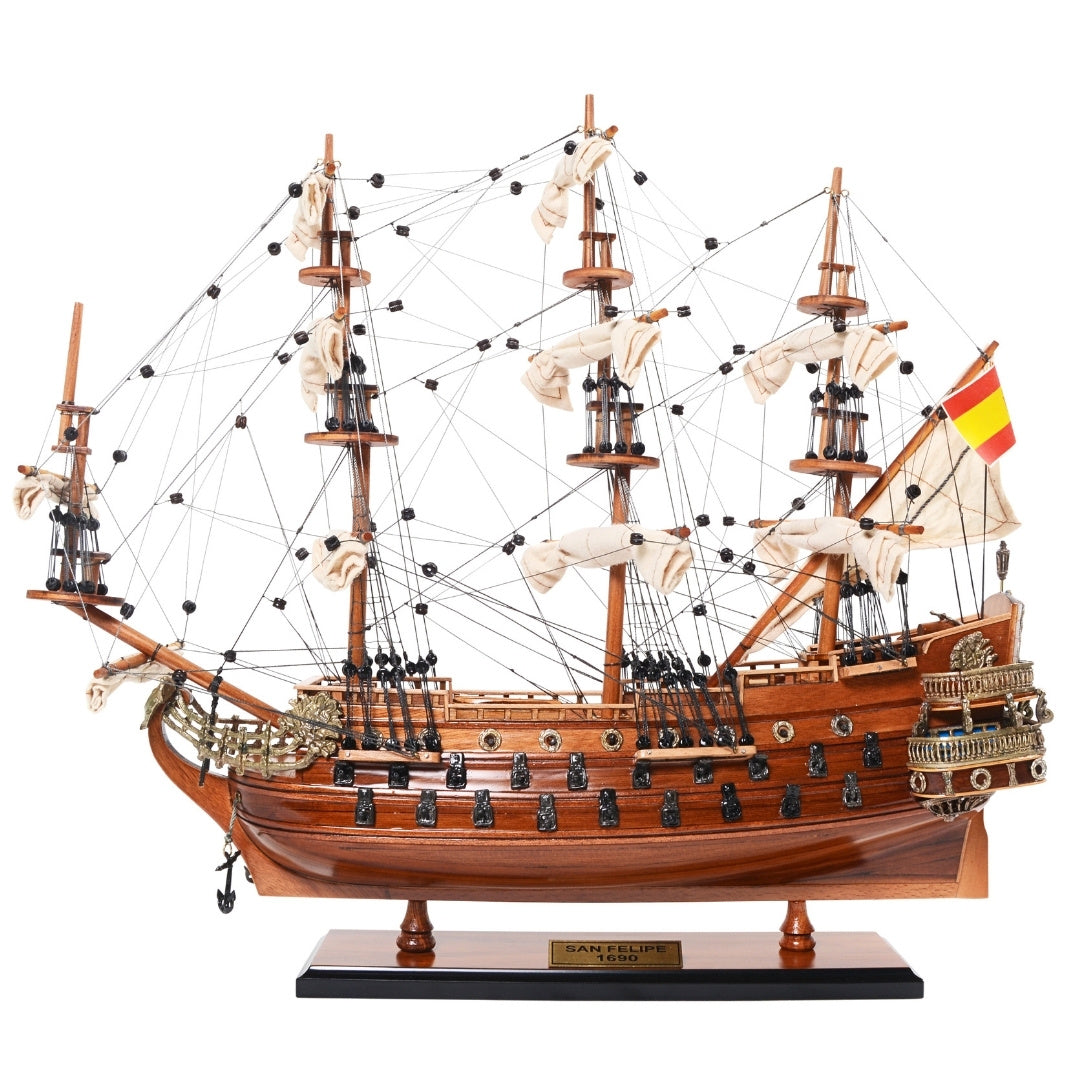 Exkluzívny model plachetnice San Felipe SF45R s rozvinutými plachtami, ručne vyrobený z exotického dreva, možnosť personalizácie gravírovaním, ideálny darček, rozmery 48,3 cm x 17,8 cm x 45,7 cm