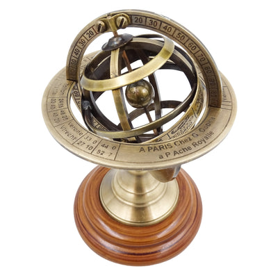 Mosadzné astrolábium 14cm s gravírovaním - jedinečný darček pre milovníkov astronómie, elegantná dekorácia z mosadze a dreva v zlatej farbe