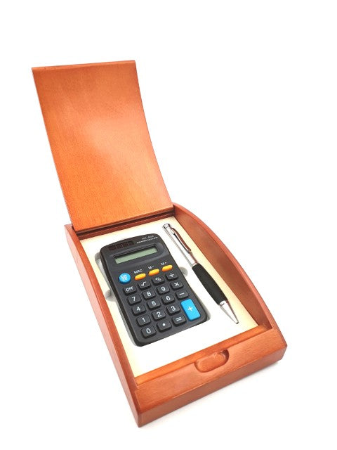 Pero a kalkulačka v elegantnej drevenej škatuľke G133H s krémovou výstelkou, možnosť personalizácie gravírovaním, ideálne ako darček, rozmery 210 x 120 x 40 mm