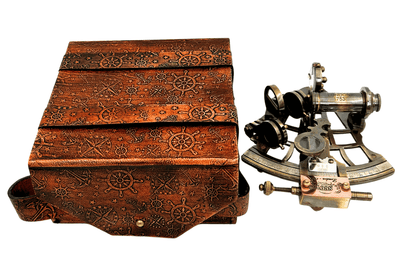 Retro mosadzný sextant v koženom puzdre - elegantný navigačný prístroj s možnosťou gravírovania - ideálny darček pre milovníkov jachtingu a histórie - rozmery 13x12x7 cm