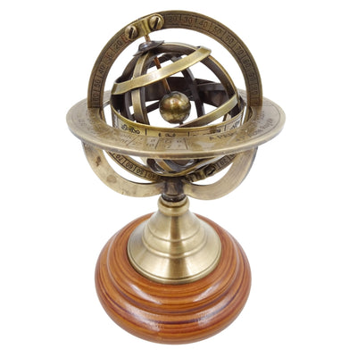 Mosadzné astrolábium 14cm s gravírovaním - jedinečný darček pre milovníkov astronómie, elegantná dekorácia z mosadze a dreva v zlatej farbe