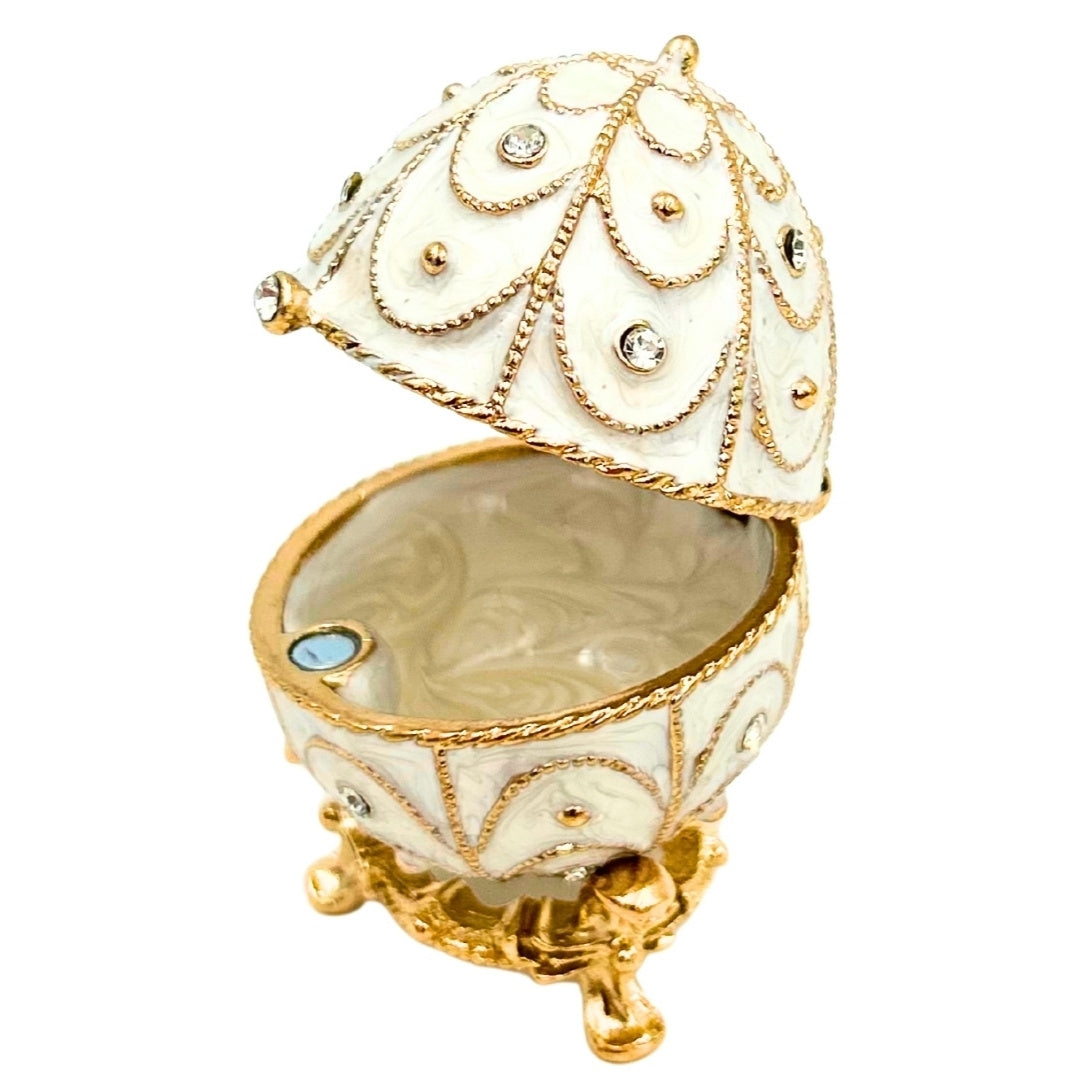 Exkluzívna kovová šperkovnica vajce Fabergé s kryštálikmi v bielo-zlatej farbe s možnosťou personalizácie gravírovaním