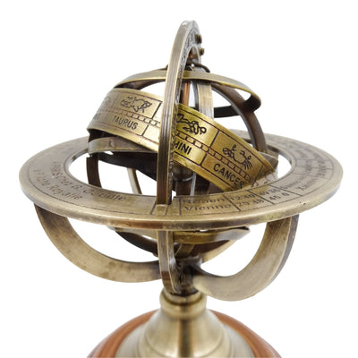 Mosadzné astrolábium 14cm s gravírovaním - jedinečný darček pre milovníkov astronómie, elegantná dekorácia z mosadze a dreva v zlatej farbe