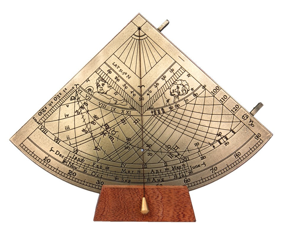 Mosiężny kwadrant solarny Gunter H39 z drewnianą podstawą, możliwość personalizacji grawerem, idealny prezent dla miłośników astronomii, wysokość 17 cm, eleganckie opakowanie prezentowe